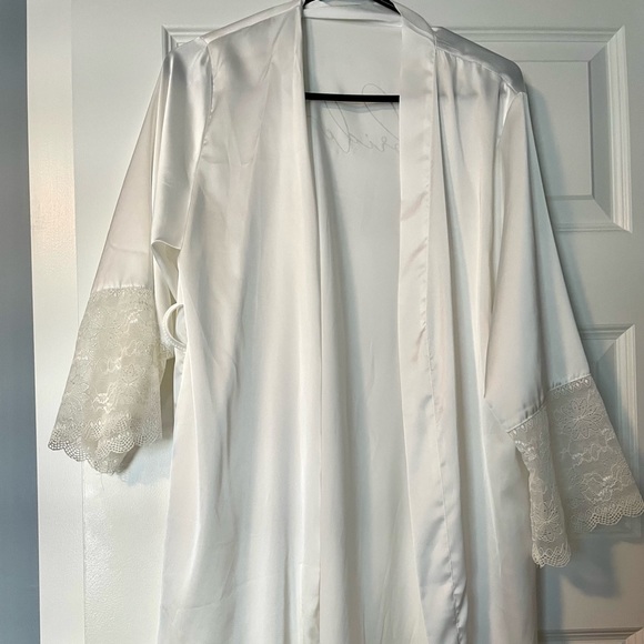 White satin bride robe - Picture 3 of 4